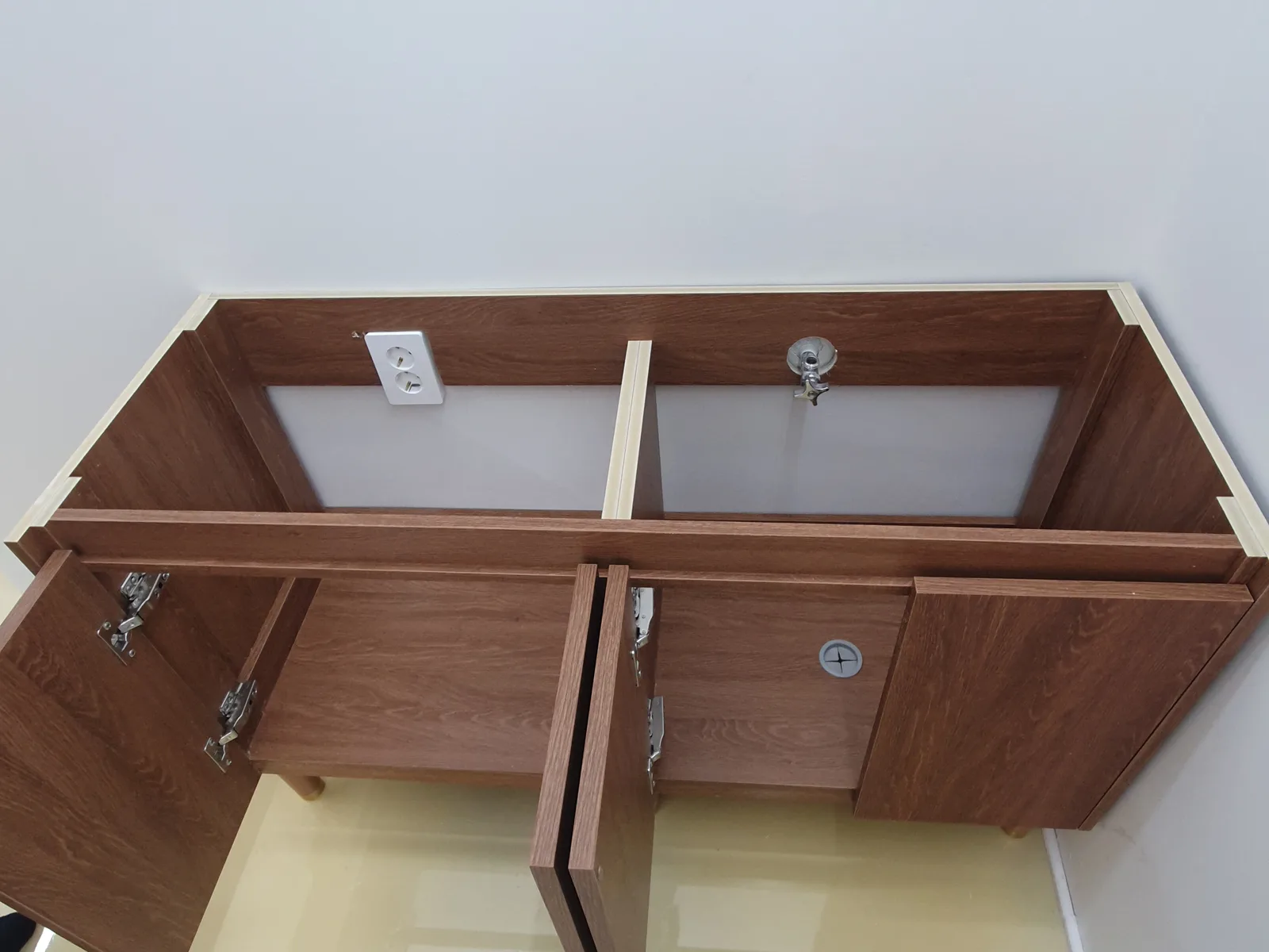이중 세면대 하부장, 전기온수기 설치 전 빈 공간