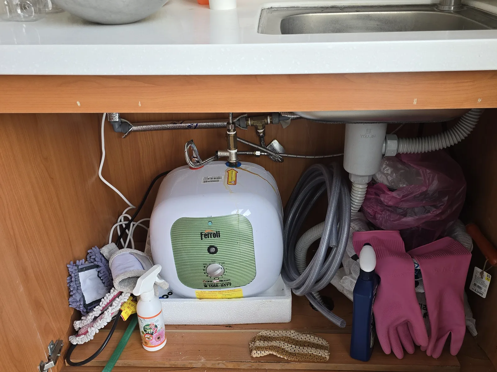 주방 하부장에 설치된 페롤리 전기온수기